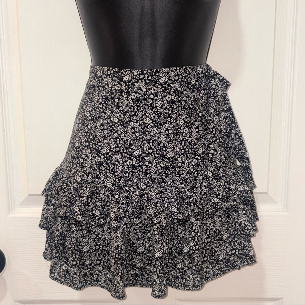 3/$15 MUST BUNDLE - Forever 21 Black and White Floral Ruffle Skirt